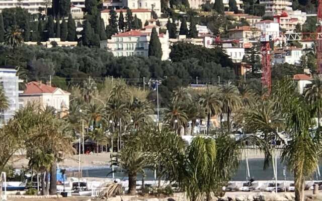 Appartement Dans Villa rez de Jardin vue mer