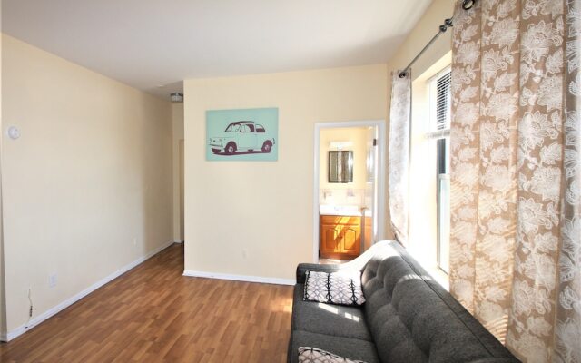 Modern Apartment minutes to NYC