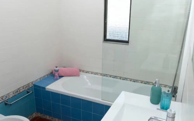 Stunning Olhos do Mar Apt, Albufeira