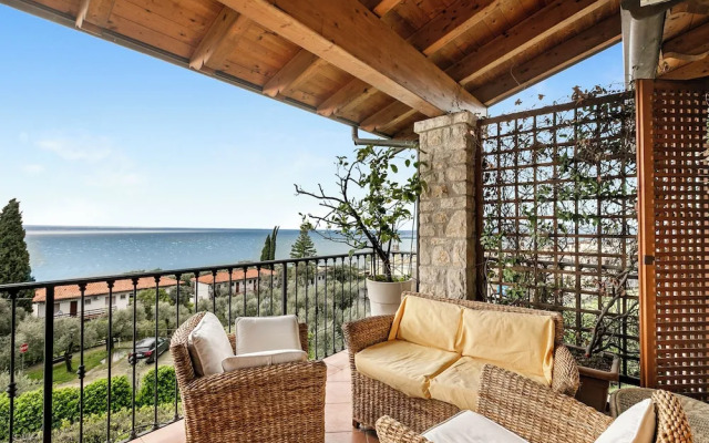 Grotten Loft with lake view and pool