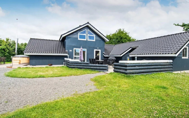 10 Person Holiday Home in Juelsminde-by Traum