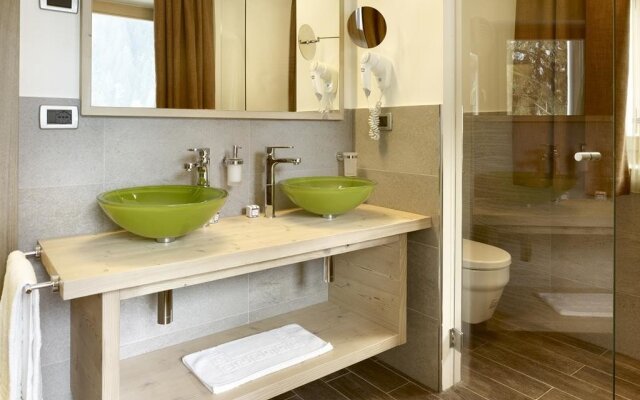 Residence Color Home