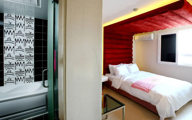 Q Hotel