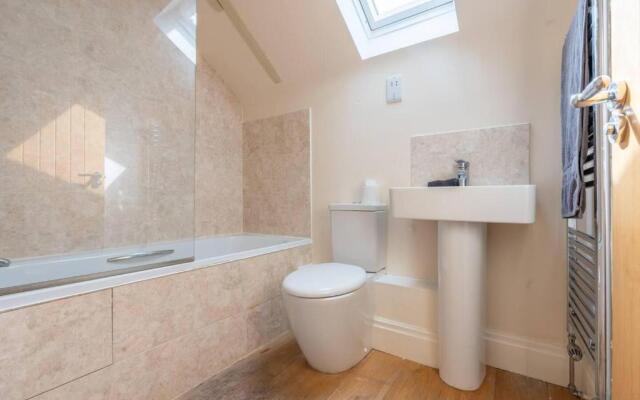 Charming 1-bed Loft in Caerleon