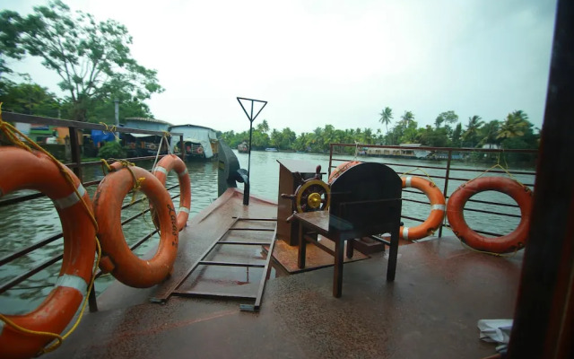 OYO 13525 HouseBoat My Trip Deluxe 3 BHK Private