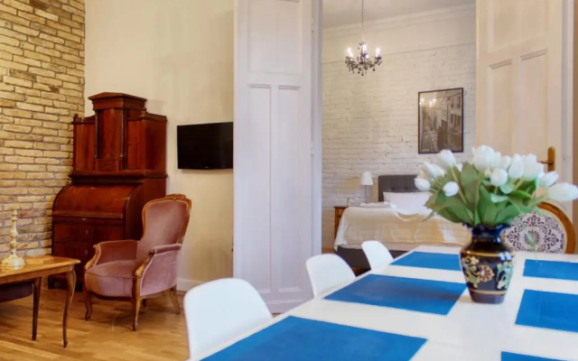 4BR , 3BHR with AC at the OPERA