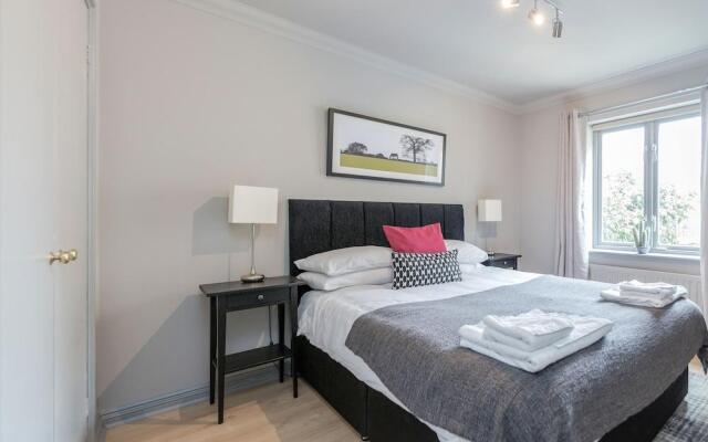 Hoxton 2 Bed Apartment by BaseToGo