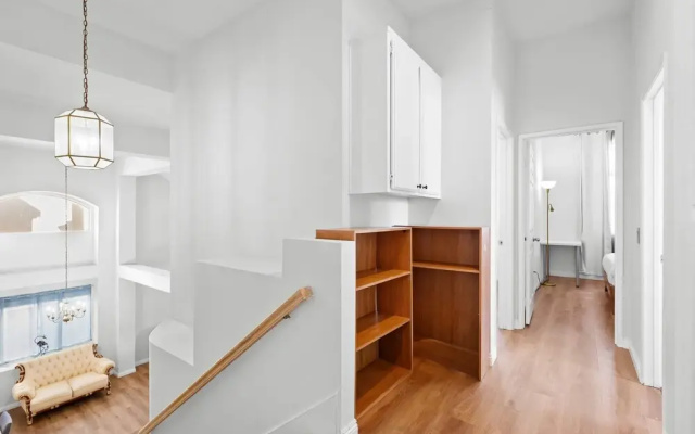 Stylish Home w Full Kitchen Garage Backyard