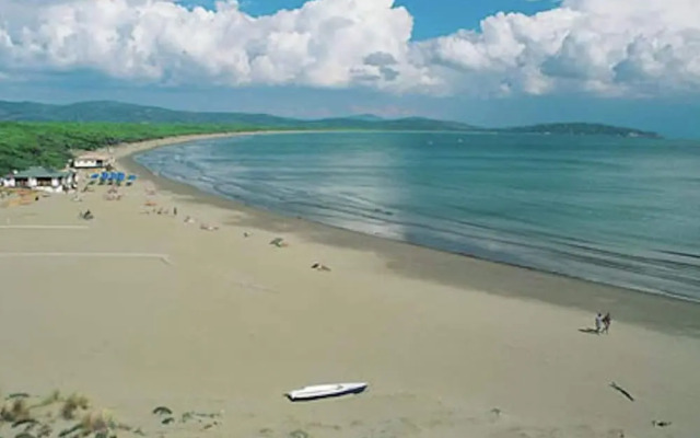Lovely Holiday Home in Giannella near Beach