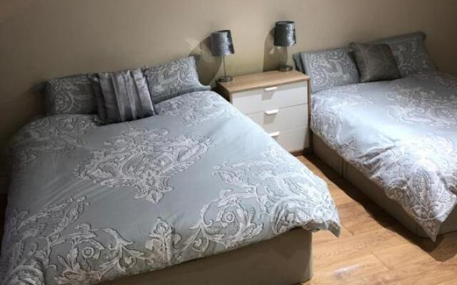 BIG ROOM rusholme WITH TV AND PRIVATE BATHROOM-parking&wifi