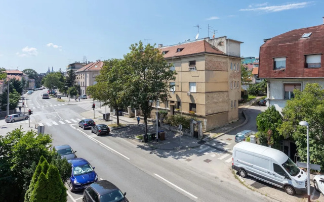 Bright and Cozy Duplex Near City Center