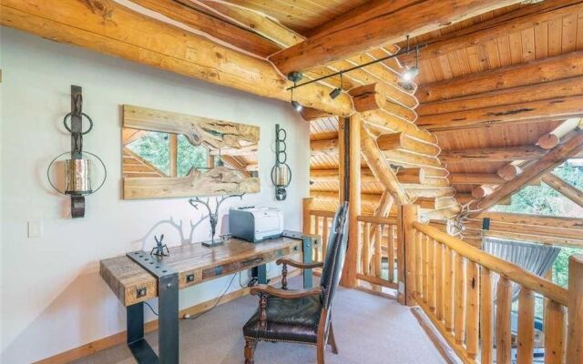 Slopeside Lodge