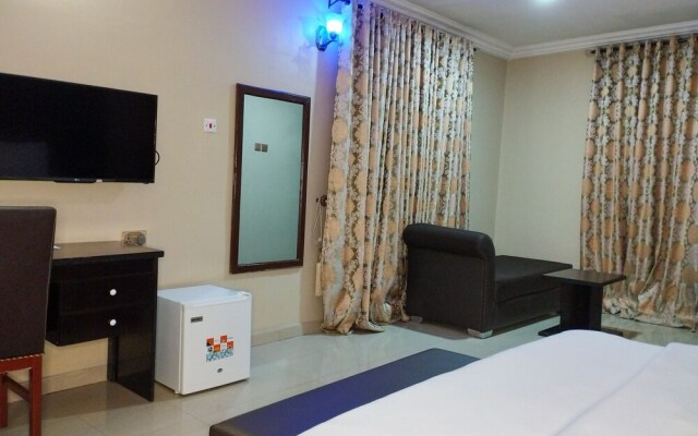 Breakfort Hotel and Suites