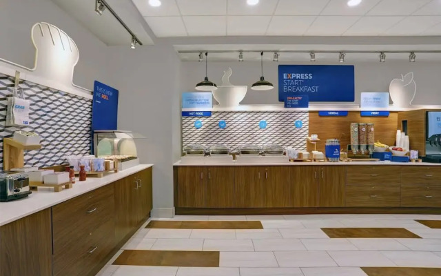 Holiday Inn Express & Suites Lenexa Overland Park Area