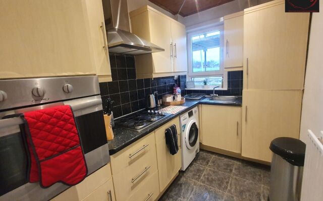 Two Bedroom Apartment by Klass Living Serviced Accommodation Airdrie - Nicol Apartment With WiFi & Parking