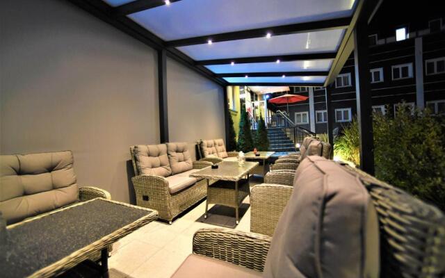 Ascot Hotel