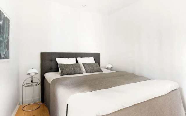 Sanders Leaves - Charming 3-bdr Apt With City View