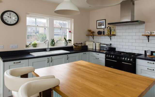 Luxury Escape with Garden and Parking