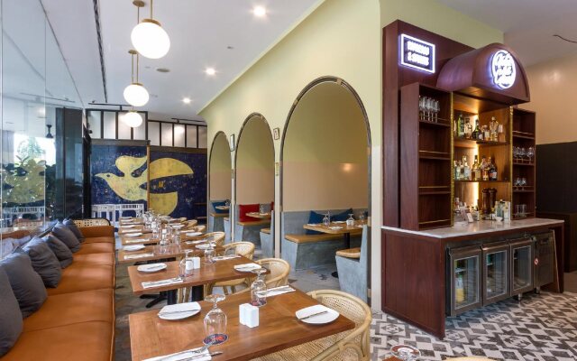 Отель The Robertson House by The Crest Collection