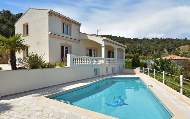 Spacious Villa in Var With Swimming Pool