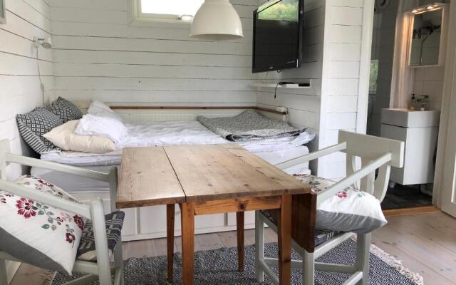 Två gästhus vid hav och strand