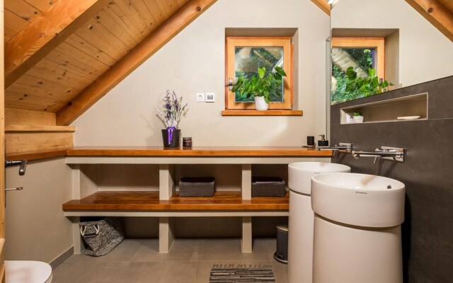 Beautiful Home in Fuzine With Jacuzzi, Wifi and 2 Bedrooms