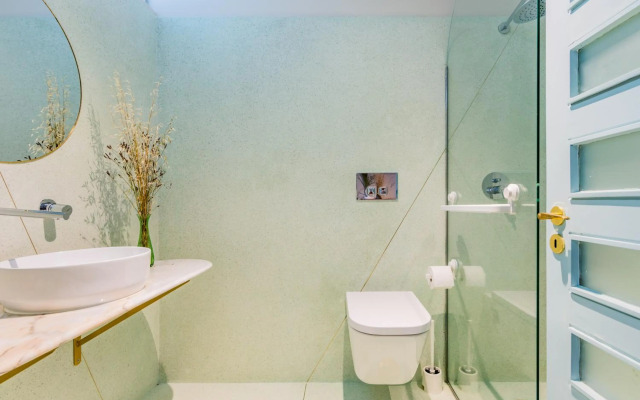 UNIQUE Modernist Duplex apartment & PARKING