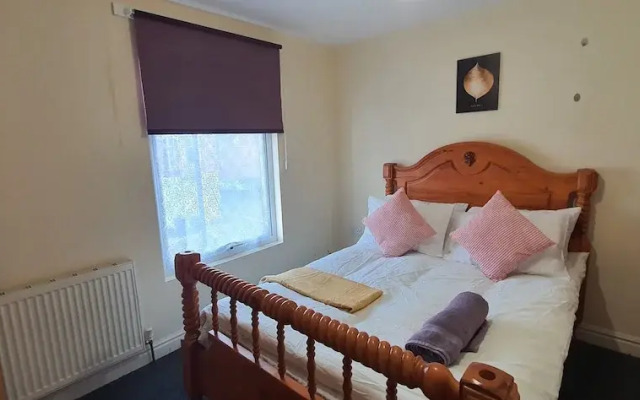 Room in Guest Room - Nice Large Room in Coventry