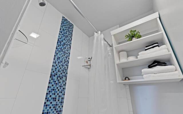 Quiet Retreat Off Magazine w Balcony Parking