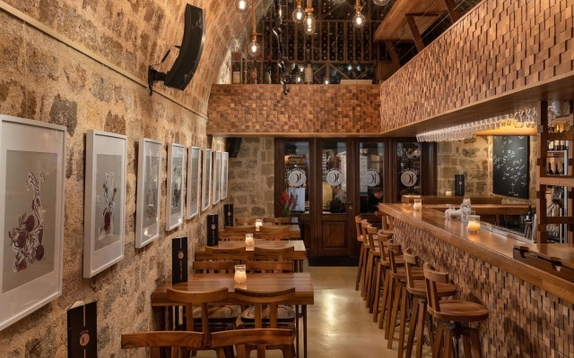 10GR Boutique Hotel and Wine Bar
