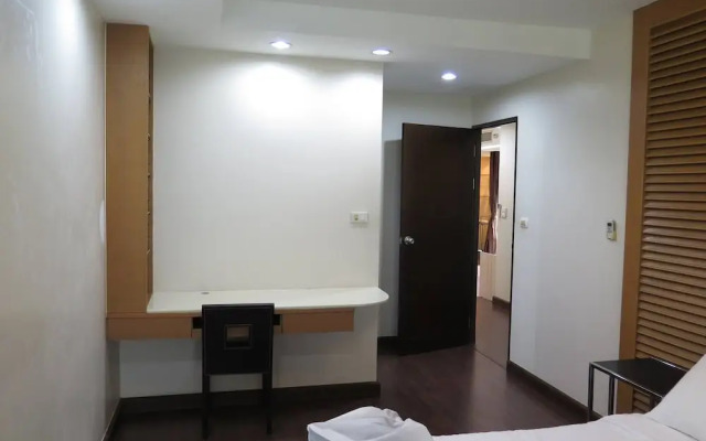 4B - 2 Bedroom Downtown Apartment With Shared Pool