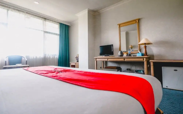 RedDoorz Plus near Taman Safari Indonesia
