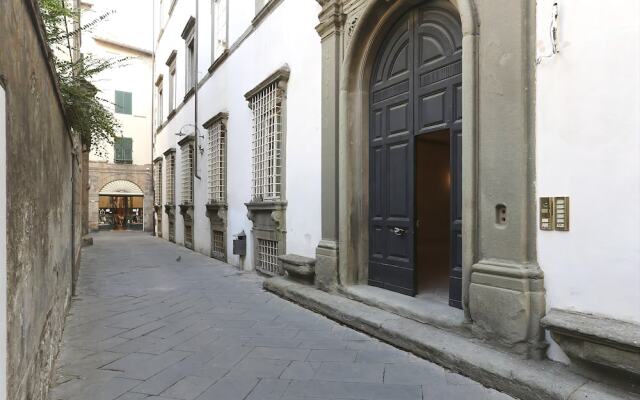 Isabella by Vacation in Lucca
