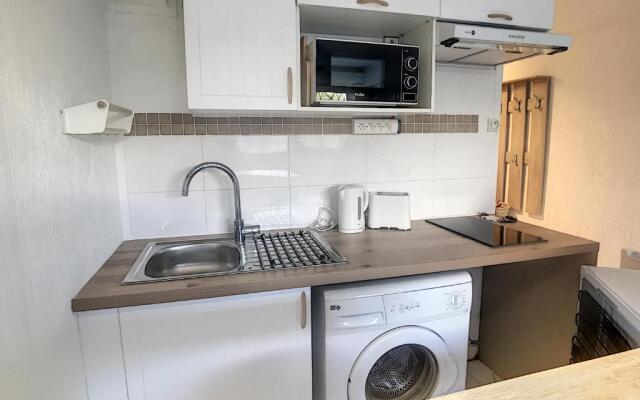 GOLFE JUAN Studio dans résidence avec piscine