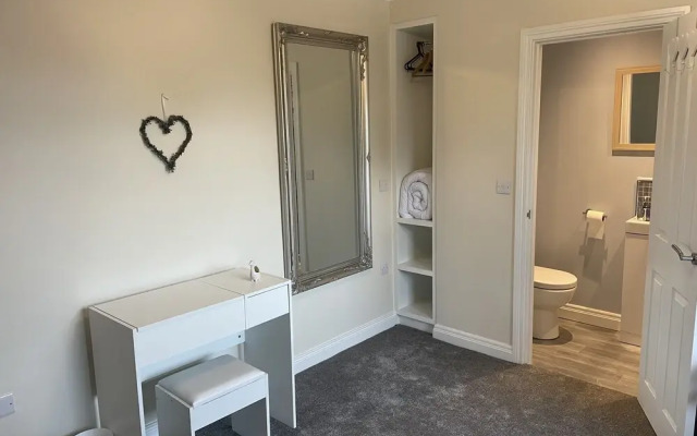 Beautiful 3-bed House in Sunny Killough Down