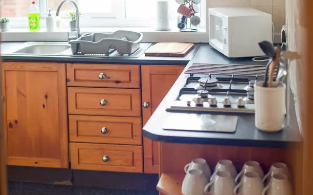 Spacious Victorian 4 bed house near Heath Hospital