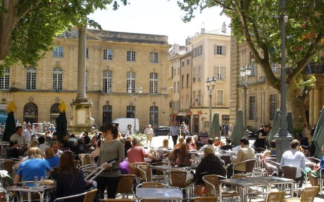 Charming Villa in Lauris South of France with Private Pool