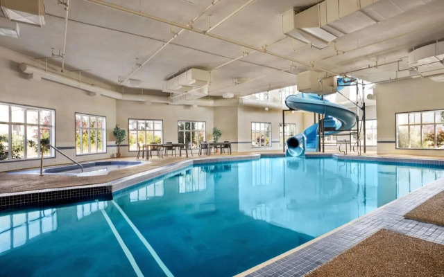 Days Inn & Suites by Wyndham Strathmore