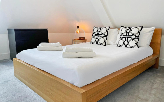 EasyStays - Modern Apartments in Windsor with Parking