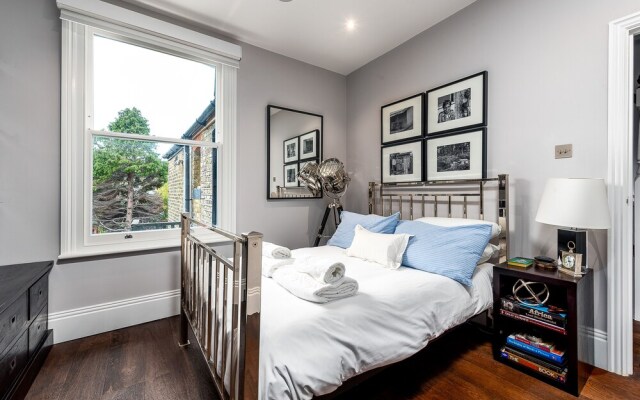 Luxurious Wandsworth Home Close to Putney Heath by Underthedoormat