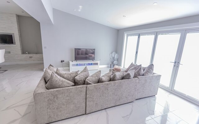 Beautiful Modern Open Plan Living With Hot Tub