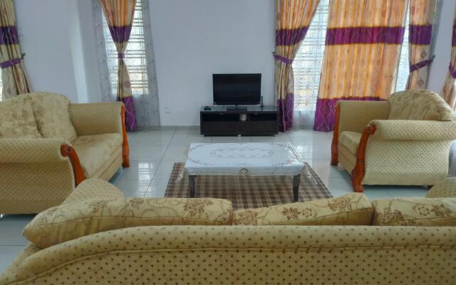 OYO 90228 D'anjung Villa 4bhk