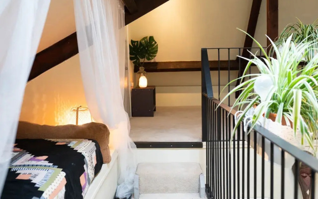 The Loft 2BR Duplex, Central & Parking