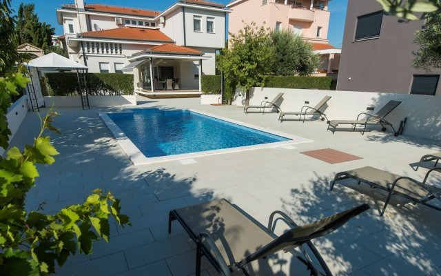 Gorgeous Seaside Villa in Zadar With Swimming Pool