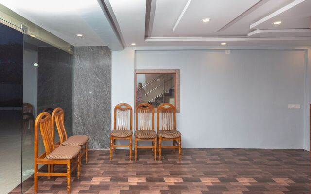 OYO 22105 Hotel Half Moon Inn