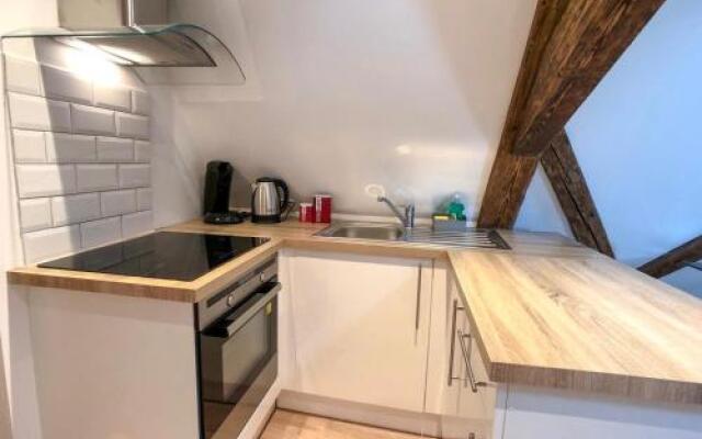 Beauty & The Beast Old Town Cosy Apartments