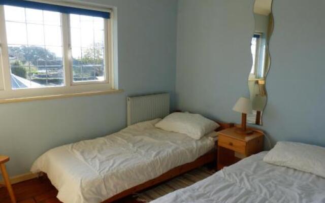 4 Brooks Close