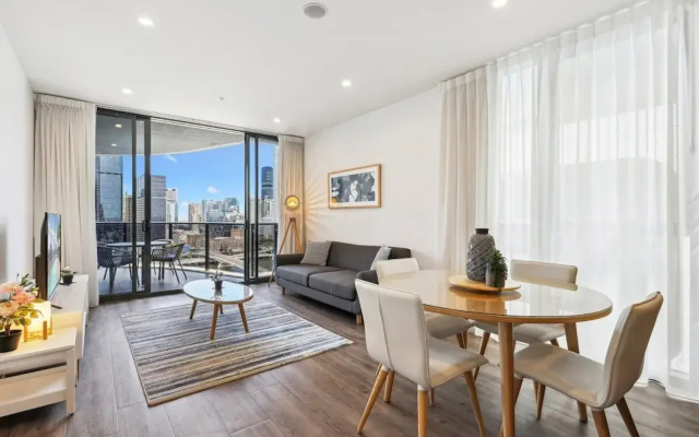 Chic 2-bed With Rooftop Pool Overlooking the City
