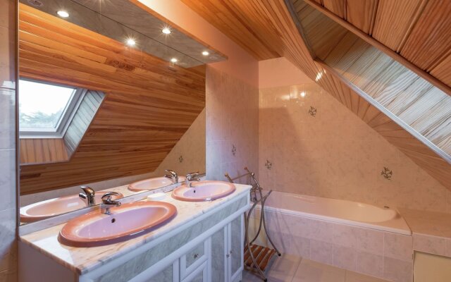 Spacious Villa in Concarneau with Swimming Pool