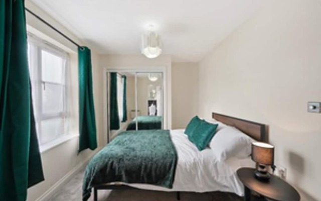 Stylish 2 bed Apt - Free Parking